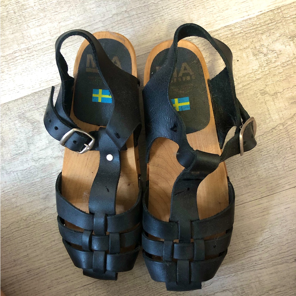 Small heel shoes